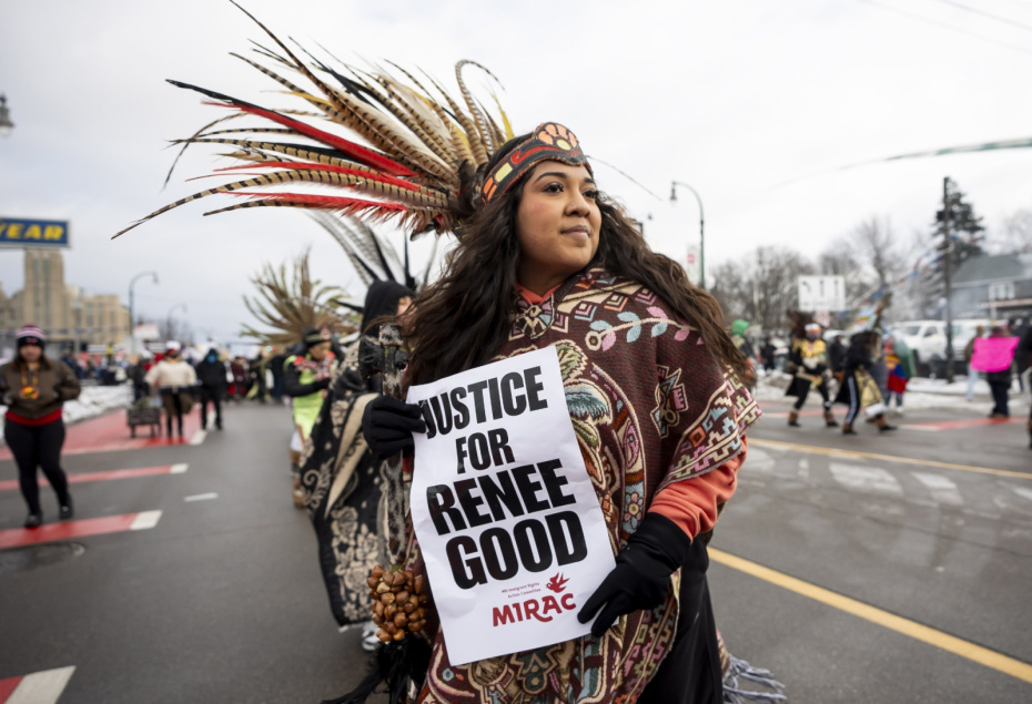 Миннеаполис, штат Миннесота, США. Протестующие маршируют во время митинга в память о Рене Гуд, которая была смертельно ранена сотрудником иммиграционной и таможенной службы