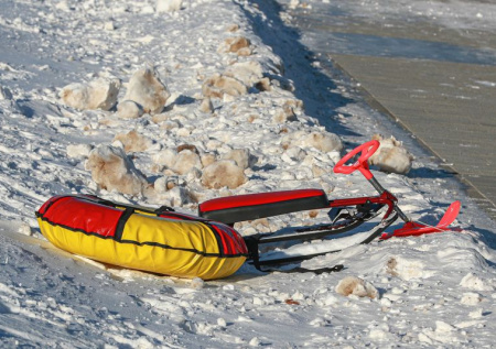 Отец лишился прав и сломал крестец малышу из-за катаний на снегокате