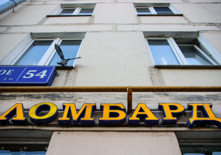 Таксист из Саратова сдал в ломбард вещи клиента