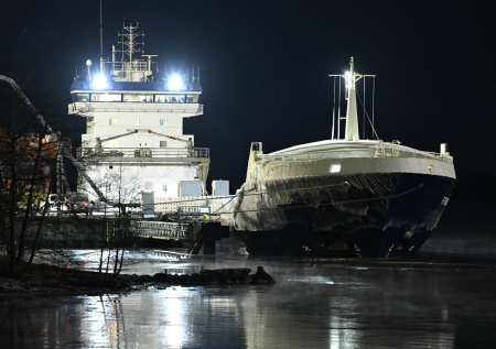Финляндия освободила грузовое судно с россиянами на борту