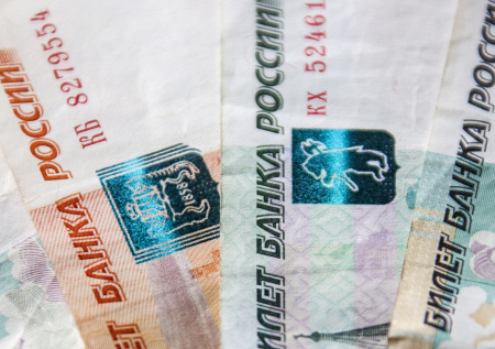 Юрист ответила, кому принадлежат подаренные ребенку деньги