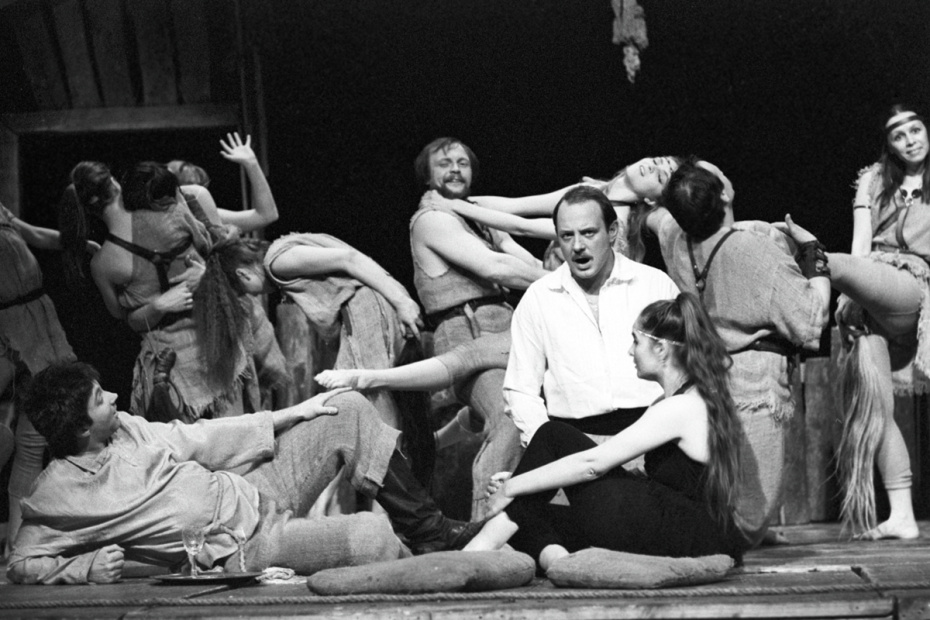 Московский государственный театр «У Никитских ворот» под руководством Марка Розовского. Сцена из спектакля «История лошади» по повести Л. Н. Толстого «Холстомер»