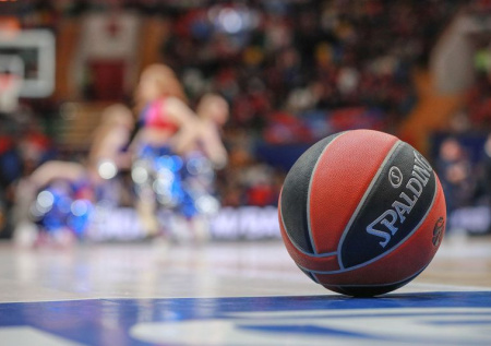 Баскетболист разогнался на разминке и повалил на пол двух девушек