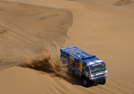 Команда «КАМАЗ-мастер» отказалась от участия в «Дакаре» из-за России