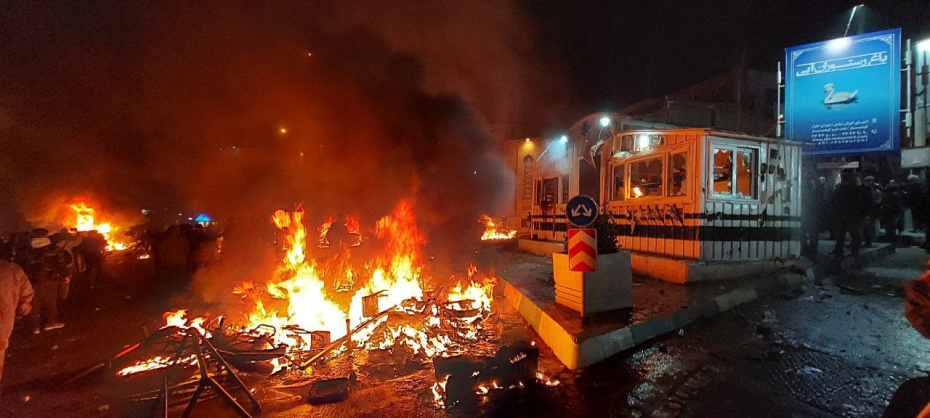 Полицейский участок подожжен во время протестов в Тегеране, Иран