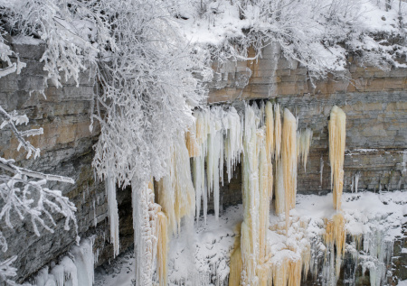 Обледеневший водопад обрушился на группу туристов
