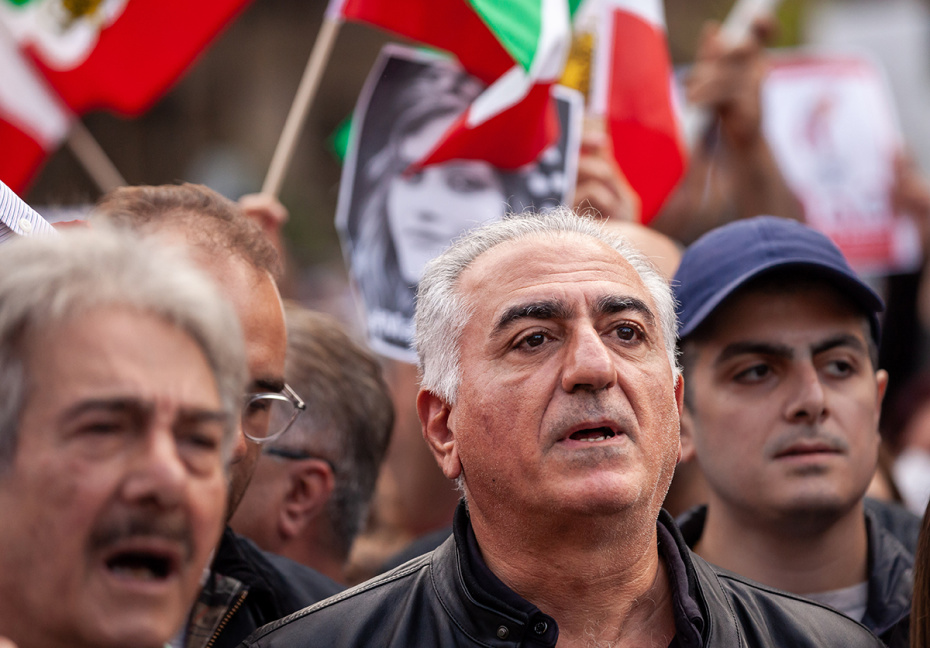 Реза Пехлеви (в центре), наследный принц Ирана и сын шаха, свергнутого в ходе революции 1979 года, присутствует на траурной церемонии по Махсе Амини