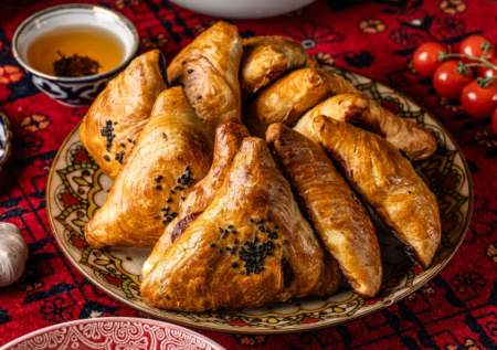 Как у узбекской бабушки: готовим идеальную слоеную самсу в домашней духовке