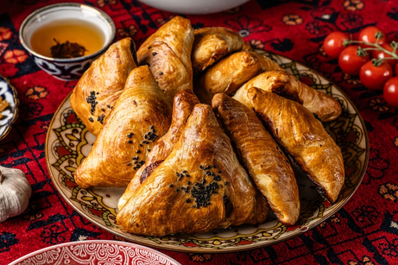 Как у узбекской бабушки: готовим идеальную слоеную самсу в домашней духовке