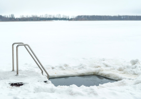 Раскрыты возможные последствия купания годовалого ребенка в проруби в мороз