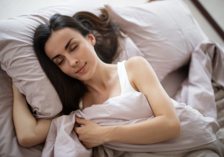 Сомнолог раскрыла, под каким одеялом можно быстрее заснуть