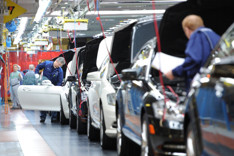 Сотрудники автомобильного концерна Mercedes-Benz