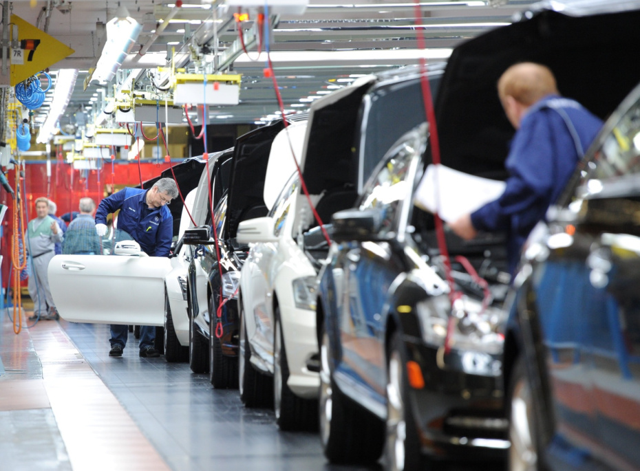 Сотрудники автомобильного концерна Mercedes-Benz