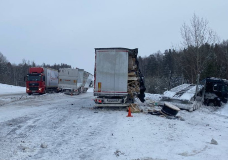 Трасса в Сибири встала из-за массового ДТП