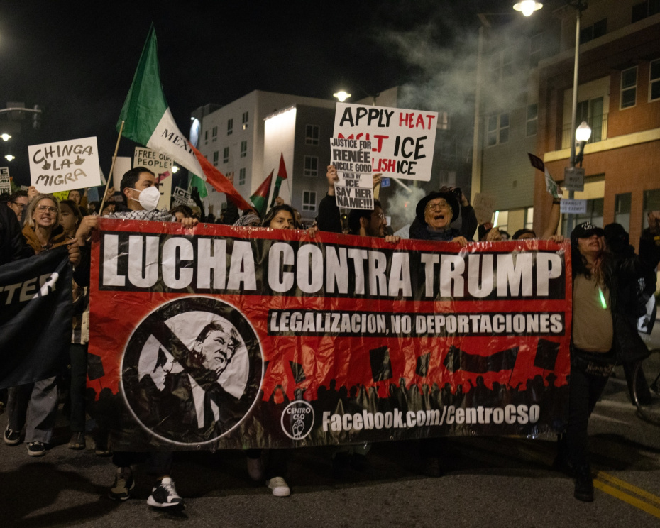 Лос-Анджелес, Калифорния, США. Протестующие идут по Лос-Анджелесу с транспарантом Lucha Contra Trump — Legalizacién, No Deportaciones («Против Трампа: легализация, нет депортациям») во время акции протеста против ICE (Иммиграционной и таможенной службы США), вызванной убийством Рене Николь Гуд
