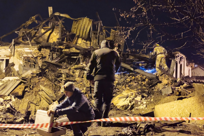 Сотрудники МЧС РФ и следственные эксперты на месте падения самолета Су-30 в Иркутске