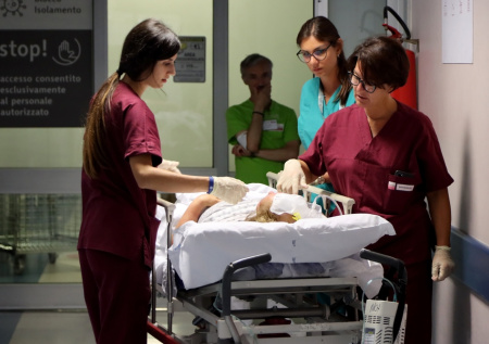 «Хоронят одного за другим»: что за вирус бушует в Италии, дойдет ли до РФ