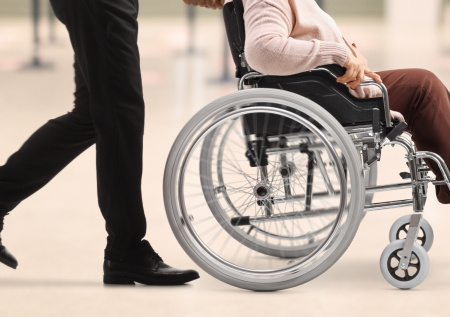 Пенсионер в Испании попытался сесть на борт самолета с трупом жены