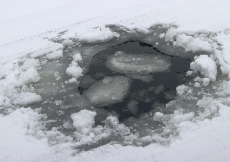 Годовалого ребенка окунули в прорубь в одном из российских городов