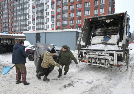 Жители Москвы жалуются на горы мусора после Нового года