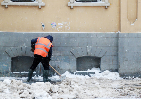 Юрист дал советы, как правильно добиться очистки двора от снега