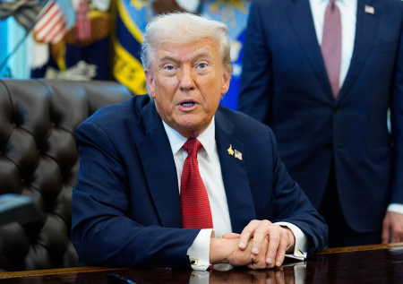 Белый дом опубликовал фото с Трампом и картой Гренландии