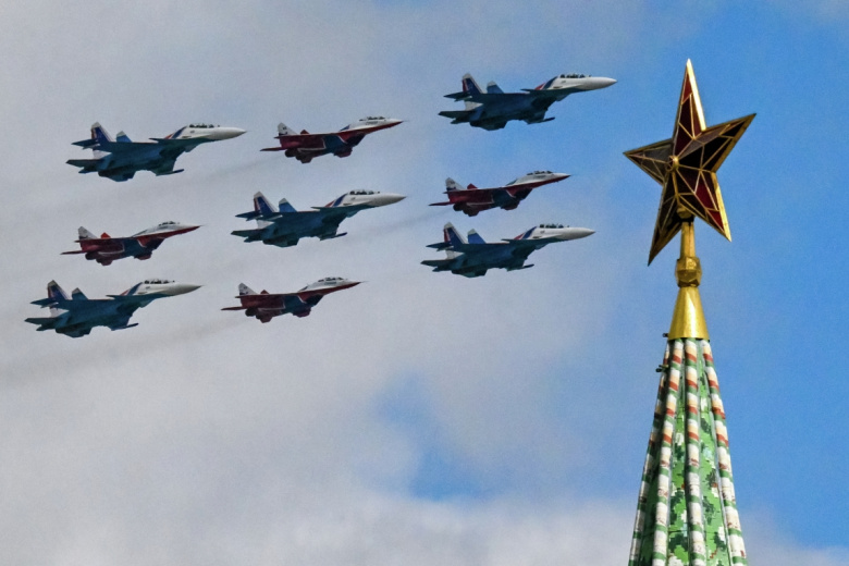 Строй «кубинский бриллиант» из истребителей МиГ-29 и Су-30СМ пилотажных групп «Русские витязи»