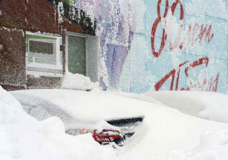 На Камчатке сугробы сравнялись с высотой первого этажа