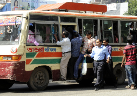 Безумная гонка пассажирских автобусов попала на видео