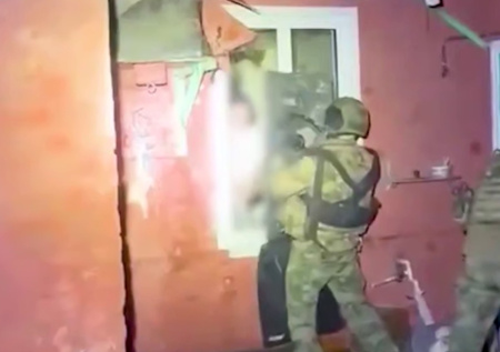 Полицейские задержали угрожавшего им топором мужчину