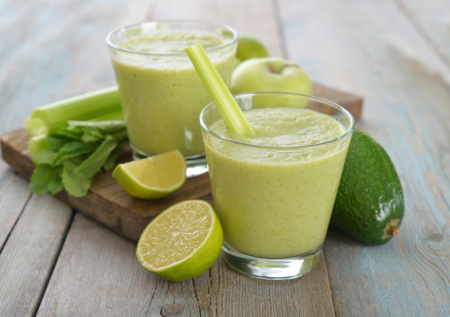 Раскрыто, почему опасно пить свежевыжатый сок на голодный желудок