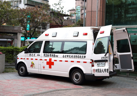 Полицейские и медики успокоили обнаженную женщину после ссоры в Тайване