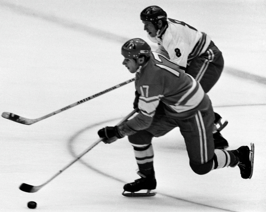 Валерий Харламов (слева) во время матча на XI зимней Олимпиаде в Саппоро