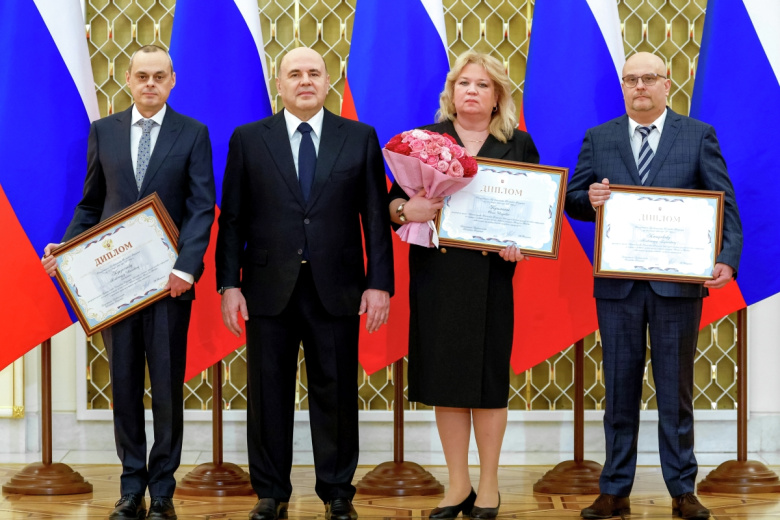 Михаил Мишустин на церемонии вручения премий правительства в области средств массовой информации за 2025 год. Члены коллектива газеты «Вечерняя Москва», получившие премию за создание и развитие на базе газеты с вековой историей «Вечерняя Москва»