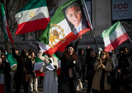 Извращенец, скандалист и лжец: ради кого США взрывают Иран изнутри