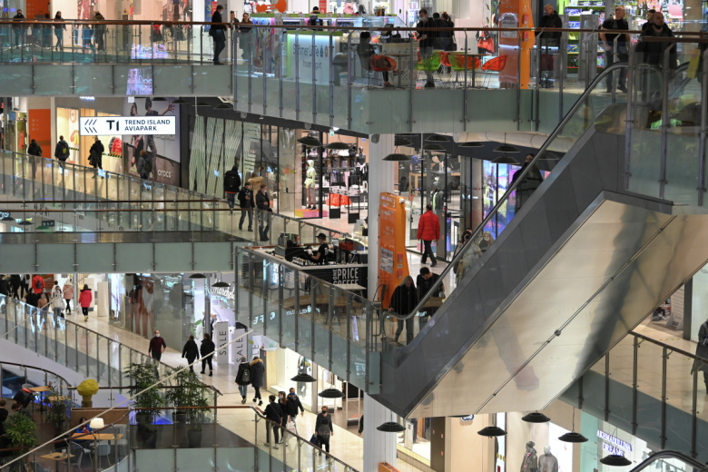 Покупатели в торговом центре «Авиапарк» в Москве