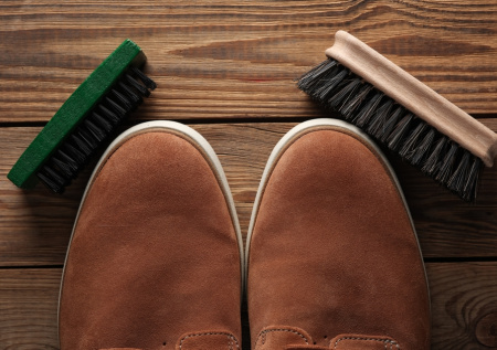 Как почистить замшу быстро и без пятен: надежные советы для одежды и обуви