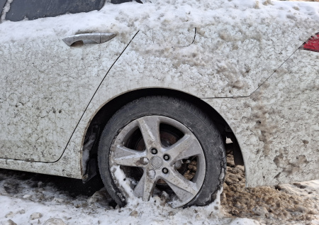 Лавина обрушилась на проезжую часть в центре российского города