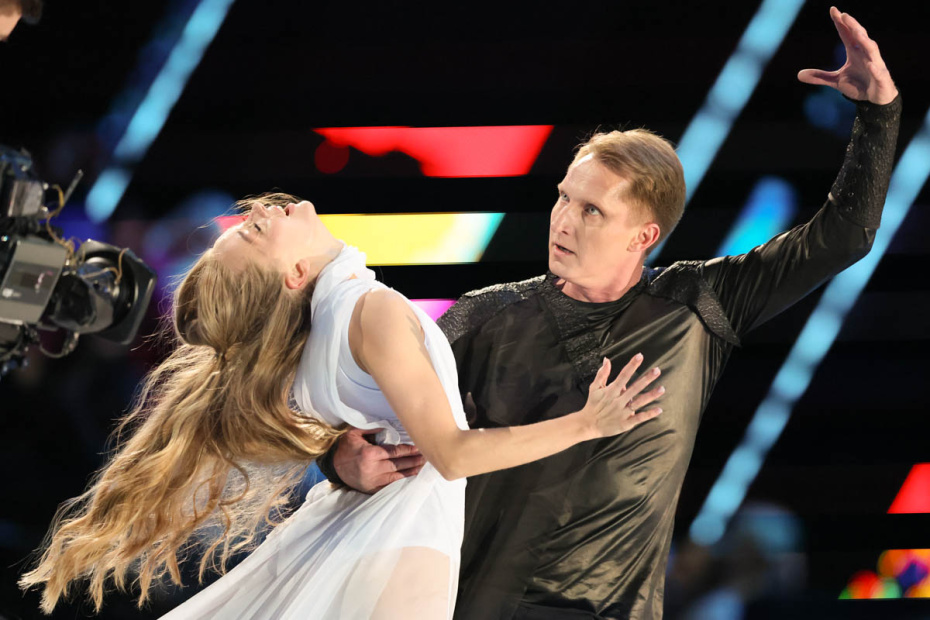 Александра Степанова и Иван Скобрев на съемках нового сезона шоу «Ледниковый период»