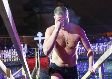 Иммунолог предостерег россиян от купания в проруби в Крещение