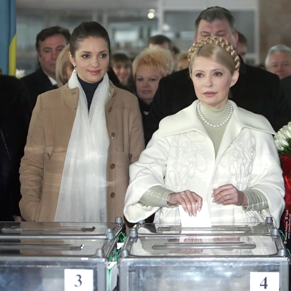 Премьер-министр, кандидат в президенты Украины Юлия Тимошенко (справа на первом плане) и ее дочь во время голосования на одном из избирательных участков Днепропетровска в день второго тура выборов президента Украины, 2010 год