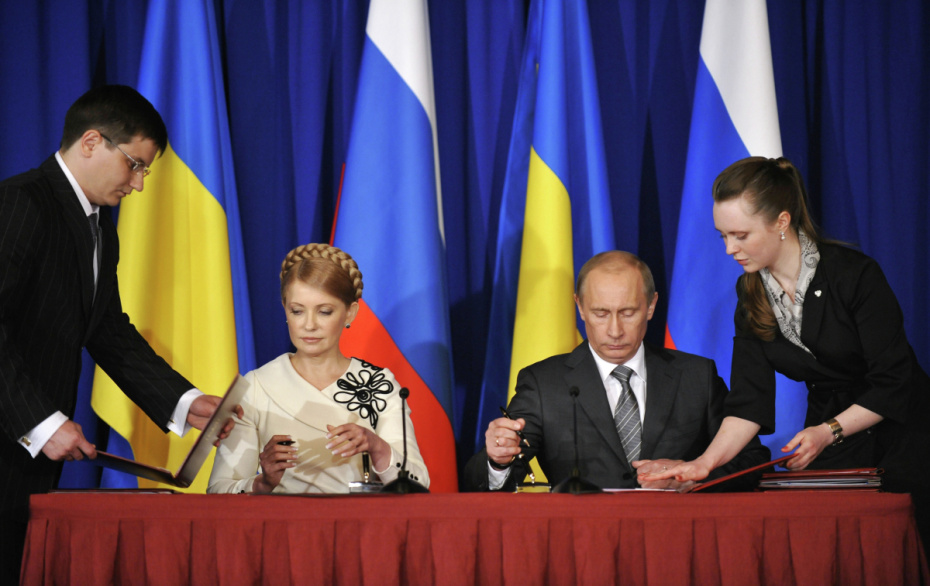 29 апреля 2009 года. Председатель правительства РФ Владимир Путин и премьер-министр Украины Юлия Тимошенко во время подписания совместных документов по итогам заседания комитета по вопросам экономического сотрудничества российско-украинской межгосударственной комиссии