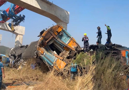 В Таиланде выросло число жертв обрушения строительного крана на поезд