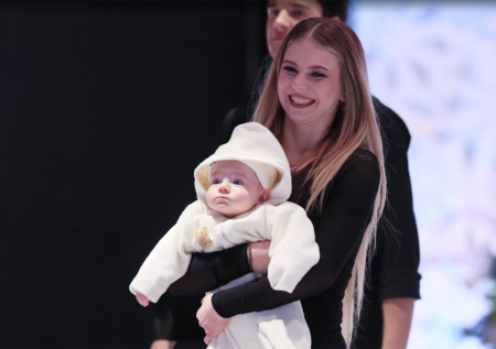 Фигуристка Трусова впервые вышла в свет со своим сыном