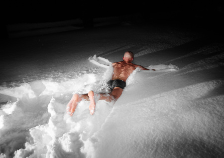 Россиянам рассказали, почему опасно нырять в прорубь или снег после бани