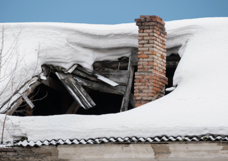 Крыша дома культуры в российском селе рухнула из-за влаги и помета