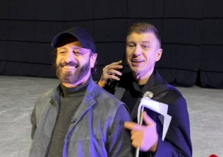 Ягудин рассмешил Авербуха и журналистов, похваставшись своим шарфом