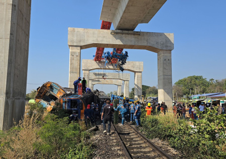 Более 20 человек стали жертвами обрушения строительного крана в Таиланде