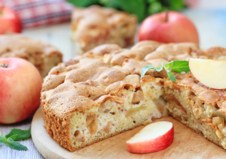 Яблоки для шарлотки нарезаю крупно — так чувствуется каждая долька