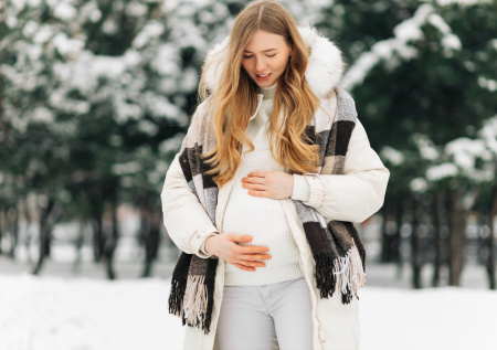 Врач раскрыла, можно ли беременным купаться в проруби